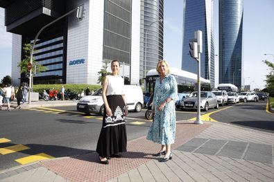 La delegada de Obras y Equipamientos, Paloma García Romero, acompañada por la concejala de Chamartín, Yolanda Estrada, ha supervisado este martes el comienzo de los trabajos de parque Castellana.