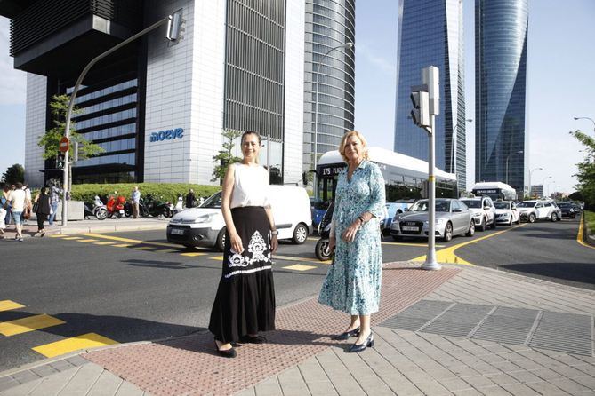 La delegada de Obras y Equipamientos, Paloma García Romero, acompañada por la concejala de Chamartín, Yolanda Estrada, ha supervisado este martes el comienzo de los trabajos de parque Castellana.