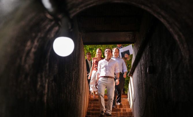 El alcalde de Madrid, José Luis Martínez-Almeida, acompañado por el delegado de Urbanismo, Medio Ambiente y Movilidad, Borja Carabante, y la concejala de Retiro, Andrea Levy, ha abierto esta mañana las compuertas que sellan esta instalación, para comprobar que se mantiene en buen estado.