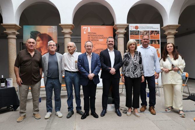 El consejero de Cultura, Turismo y Deporte, Mariano de Paco Serrano, en la rueda de prensa celebrada en la capital extremeña este martes, donde ha detallado que la obra estará en cartel del 4 al 6 de julio.