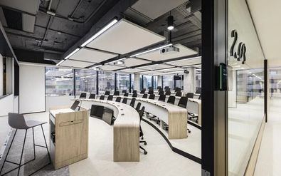 Con instalaciones innovadoras, el campus ofrece formación avanzada y espacios de debate, consolidándose como un referente en desarrollo económico y social.