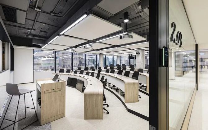 Con instalaciones innovadoras, el campus ofrece formación avanzada y espacios de debate, consolidándose como un referente en desarrollo económico y social.