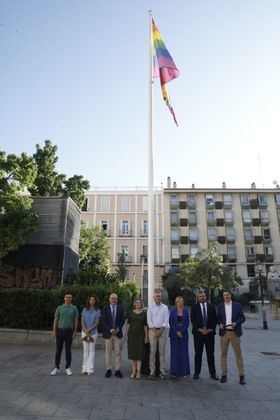 Representantes del Gobierno municipal y de la asociación Diversa Global izaban la bandera arcoíris en la plaza de Pedro Zerolo para conmemorar el Día Internacional del Orgullo LGTBI.