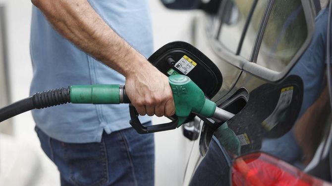 El Anteproyecto de Ley de Consumo Sostenible prohíbe la publicidad de los combustibles fósiles, de los vuelos cortos siempre que haya otra alternativa más sostenible y también de los vehículos propulsados exclusivamente por combustibles fósiles. 