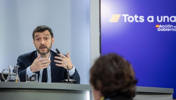 El ministro de Derechos Sociales, Consumo y Agenda 2030, Pablo Bustinduy, ha explicado que el anteproyecto de ley traspone la Directiva europea de empoderamiento para la transición ecológica y la de Derecho a reparar. 'Es una ley ambiciosa que incluye muchísimas medidas', ha indicado.