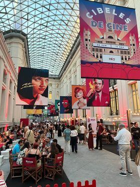 Entre las ubicaciones más reconocidas para esta actividad se encuentran las proyecciones en el interior del Palacio de Cibeles. Bajo el título 'Cibeles de cine', esta iniciativa celebra su décimo aniversario en la Galería de Cristal de CentroCentro.