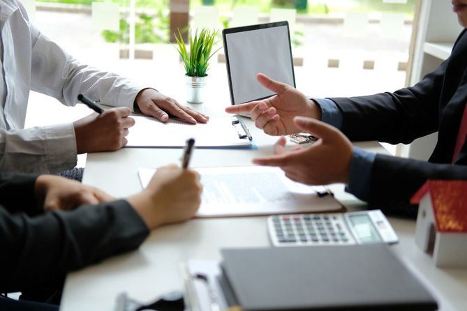 En este artículo se aborda de forma detallada esta problemática, combinando el análisis normativo con la experiencia práctica, e incorporando las últimas reformas legislativas, criterios jurisprudenciales y tendencias del sector.