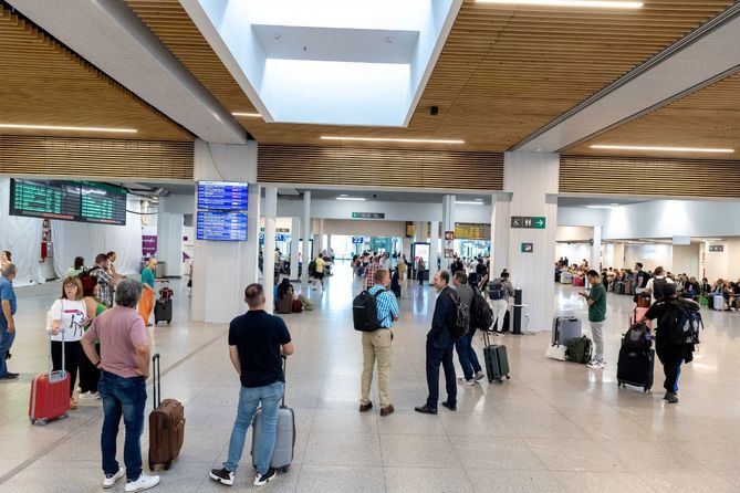 Paralelamente, arranca la última fase de la ampliación del vestíbulo principal sobre las vías de ancho ibérico para lo que es preciso dar de baja temporalmente las vías 9 y 10, pero se recuperan para la circulación las vías 11 y 12 en cabecera sur.