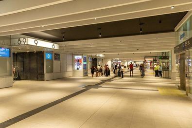 El vestíbulo central conectaba ya 6 andenes de Cercanías con el Metro y la salida a la calle, pero faltaba su conexión con el último andén, al que se accedía a través de una pasarela.