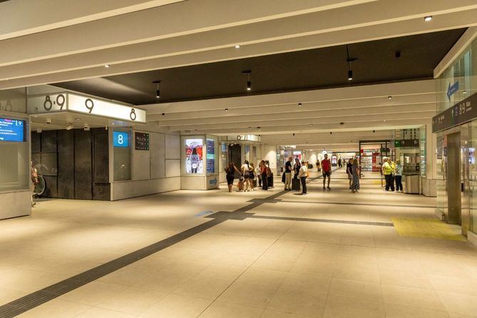 El vestíbulo central conectaba ya 6 andenes de Cercanías con el Metro y la salida a la calle, pero faltaba su conexión con el último andén, al que se accedía a través de una pasarela.