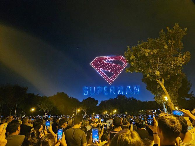 Más de 45.000 personas disfrutaron en directo del mayor espectáculo de drones jamás realizado en España con motivo del estreno mundial de 'Superman'.