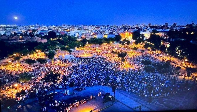 El 'show' gratuito se realizó en la explanada del recinto ferial de San Isidro, en el distrito de Carabanchel en Madrid, contó con la puesta en escena de 600 drones con tecnología LED, capaces de recrear más de 16 millones de tonalidades.