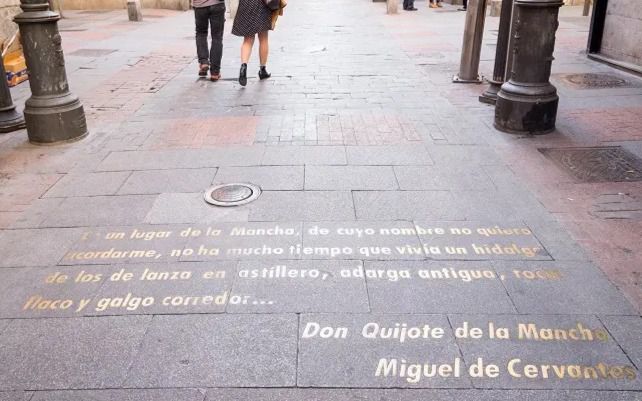 También permite conocer tabernas, comercios centenarios y enclaves como el Teatro Español, uno de los primeros corrales de comedias.