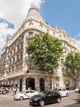 Madrid es una ciudad llena de historia donde florecieron establecimientos que han sabido resistir el paso del tiempo: lustros, décadas e incluso siglos, manteniendo viva su esencia.