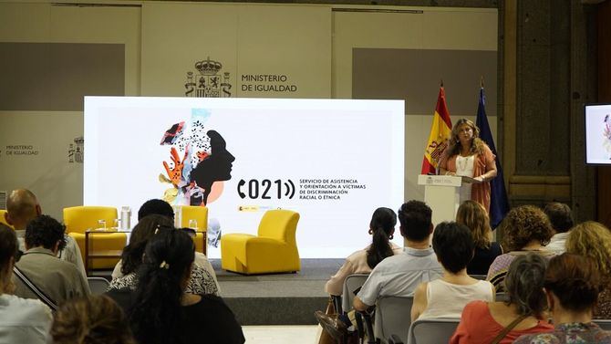 La directora general para la Igualdad de Trato y No Discriminación y contra el Racismo, Beatriz Carrillo, acompañada por el presidente en funciones del Consejo para la Eliminación de la Discriminación Racial o Étnica (CEDRE), Enrique Barbero, ha destacado el incremento del número de casos atendidos respecto a 2023. 