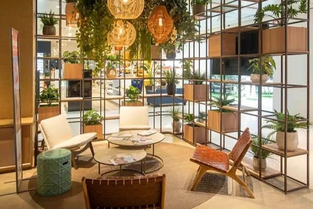 La renovación de las oficinas, que incluye un nuevo diseño orientado a mejorar la experiencia del cliente, alcanza todo el territorio español, con ciudades como Barcelona, Madrid, Sevilla o Valencia.