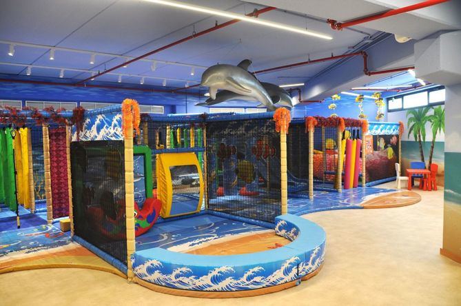 Mientras los mayores disfrutan de la mejor cocina del mar, los pequeños tienen un espacio diseñado solo para ellos: La Playa, una zona infantil con piscina de bolas, toboganes y monitoras especializadas para que se diviertan en un entorno seguro.