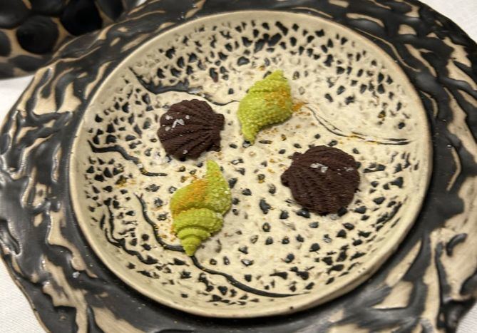 Cualquier restaurante en un espacio tan singular como éste tendría mucho terreno ganado de partida. Sin embargo, el equipo de cocina sabe dar a sus platos el nivel suficiente como para que destaque la cocina por encima del espacio.