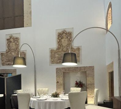 Villena, que así se llama este templo desacralizado, presenta una sala luminosa y elegante bajo la bóveda de su gran nave y dos discretos reservados en las capillas laterales.