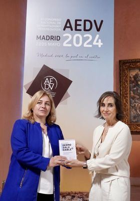 En el marco del 51º Congreso Nacional de la Academia Española de Dermatología y Venereología (AEDV), el pasado mayo, la vicealcaldesa Inma Sanz recogía el sello que reconoce a Madrid como 'Ciudad Dermosaludable'.