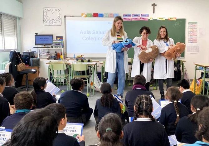 El taller teórico-práctico sobre RCP, maniobra de Heimlich y protocolo de emergencia ha tenido lugar en dos colegios de la capital: los estudiantes de 6º curso del CEIP San Benito y los de 5º, del Nuestra Señora de Fátima.