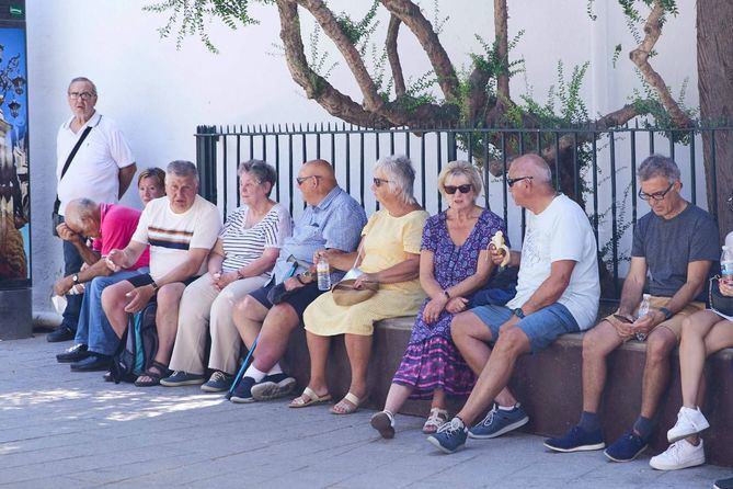 La investigadora Paloma Yáñez critica la falta de políticas públicas adecuadas y destaca la necesidad de estrategias de adaptación al calor, subrayando las diferencias en experiencias entre hombres y mujeres.