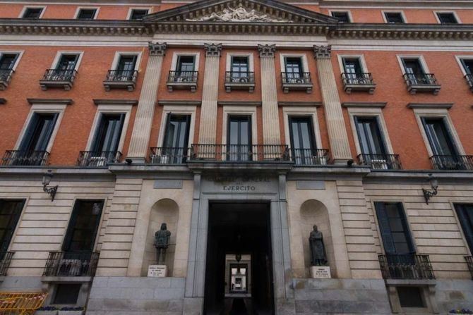 El céntrico palacio, junto a la madrileña plaza de Cibeles, se comenzó a construir a finales del XVIII como residencia de la duquesa de Alba y desde 1982 funciona como Cuartel General del Ejército de Tierra.