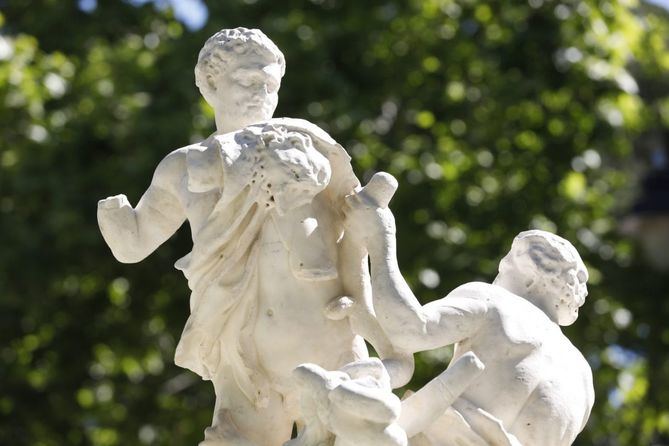 El conjunto escultórico, del que se desprendieron varios fragmentos al caer sobre él una rama, ha sido consolidado y se ha limpiado en profundidad, en una intervención promovida por la Dirección General de Patrimonio Cultural del Ayuntamiento de Madrid.