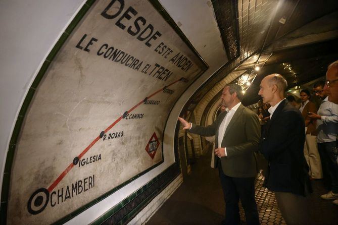 La estación de Chamberí, obra del arquitecto Antonio Palacios, formó parte del primer tramo inaugurado por la compañía metropolitana en 1919. Sólo permaneció en servicio hasta 1966, ya que sus características –en curva y con andenes cortos– no permitían su adaptación a trenes de mayores dimensiones.