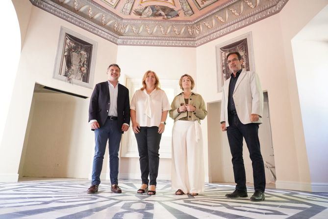 La vicealcaldesa de Madrid y alcaldesa en funciones, Inma Sanz, acompañada por la delegada de Cultura, Turismo y Deporte, Marta Rivera de la Cruz, y el concejal de Barajas, Juan Peña, ha visitado este miércoles el Palacio de los duques de Osuna, en el parque de El Capricho, con motivo de la finalización de las obras de rehabilitación que dieron comienzo en el tercer trimestre de 2022. 
