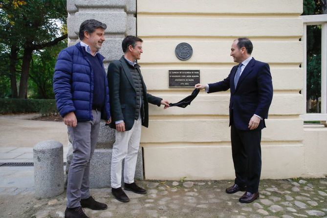 El delegado de Urbanismo, Medio Ambiente y Movilidad, Borja Carabante, ha descubierto una placa conmemorativa y ha destacado que 'este jardín es uno de los mejores exponentes de la importancia que el Ayuntamiento concede al cuidado y mejora de las zonas verdes'.