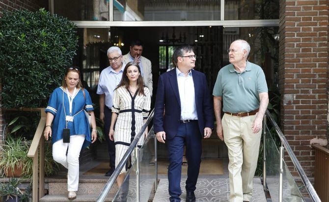El delegado de Políticas de Vivienda, Álvaro González, y la concejala de Retiro, Andrea Levy, durante su visita al edificio de Retiro donde se ha llevado a cabo una actuación del Plan Rehabilita.