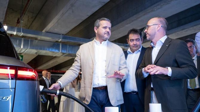 El consejero de Vivienda, Transportes e Infraestructuras, Jorge Rodrigo, ha inaugurado este emplazamiento en la estación de Metro de Nuevos Ministerios (Líneas 6, 8 y 10), que se transforma en el mayor punto de recarga para vehículos eléctricos de la capital, con un total de 40 de velocidad rápida.
