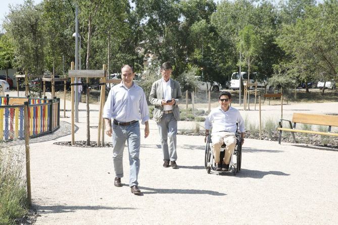Carabante, Páramo y Fanjul, durante el recorrido por la Colonia de Santa María en el distrito de Moncloa-Aravaca.