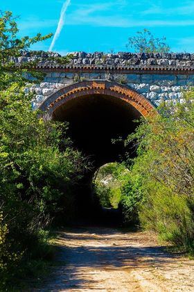 Villar del Olmo cuenta con más de seis kilómetros transitables del trazado original y conserva tres túneles históricos: Fuente Elena, Valdelloso y Fuente del Quemado, todos ellos construidos en plena guerra.