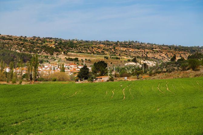 Esta vía pretendía evitar el aislamiento de Madrid y mantener conectada la zona centro de la península con el resto del territorio de la República, tras los intentos del ejército franquista de tomar la capital durante el otoño e invierno de 1936-1937.
