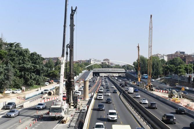 También se están ejecutando los trabajos de pilotaje en el que será el nuevo Parque Ventas, sobre la M-30, la ampliación de la línea 11 de Metro, el corte de la A-3 en su acceso a Madrid por las obras del futuro intercambiador de Conde de Casal y los trabajos de asfaltado de la A-5.