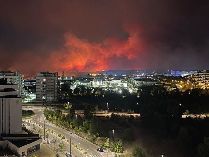 A primeras horas de este martes, se estima que se han visto afectadas más de 1.000 hectáreas del terreno y han sido evacuadas 180 personas de las urbanizaciones Soto de Viñuelas, Fuente El Fresno y Ciudad el Campo, esta última en el municipio de San Sebastian de los Reyes. De las personas evacuadas, 100 han necesitado, además, realojo en dos polideportivos habilitados por el Ayuntamiento de Tres Cantos.