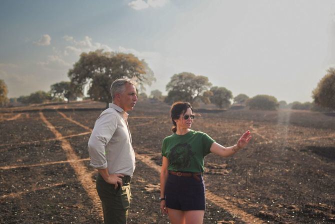 La jefa del Ejecutivo autonómico, acompañada por el consejero de Medio Ambiente, Agricultura e Interior, Carlos Novillo, ha visitado este jueves, tras su vuelta de vacaciones, la zona afectada por el incendio originado el pasado lunes en Tres Cantos.