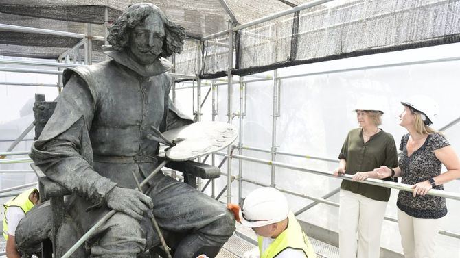 Los trabajos se centran en la escultura de bronce, el pedestal de piedra caliza y la base de granito, con tratamientos específicos para cada elemento.