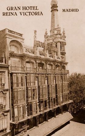 El ME Madrid Reina Victoria es conocido por su fachada blanca que diseñó en 1920 el arquitecto Jesús Carrasco-Muñoz. 