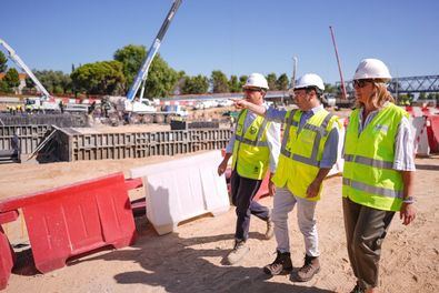 Durante estas seis semanas se han ejecutado parte de los pilotes, así como la solera o losa inferior del nuevo túnel en la zona de conexión con el actual subterráneo. En la imagen, el delegado de Urbanismo, Borja Carabante, durante su visita a los trabajos a finales de julio.