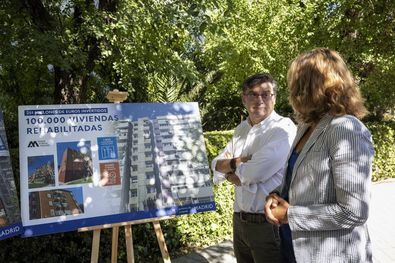El delegado de Políticas de Vivienda, Álvaro González, ha visitado los edificios de la calle de Cañada 1-3, en Moratalaz, donde se han concluido las obras de mejora de accesibilidad y eficiencia energética gracias a las ayudas del Plan Rehabilita.