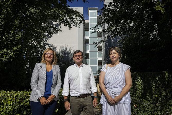 Las obras benefician a las 40 viviendas que conforman ambos bloques, situados en una de las principales vías residenciales del distrito y han dado respuesta a dos de las principales demandas de los vecinos: contar con un ascensor en edificios de diez plantas que carecían de él y reducir el gasto energético doméstico gracias al aislamiento térmico de fachadas y cubiertas.
