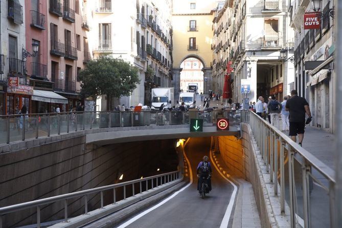 Se ha actuado tanto en el interior del túnel como en la superficie de la plaza Mayor con trabajos de refuerzo estructural, impermeabilización y renovación del pavimento.