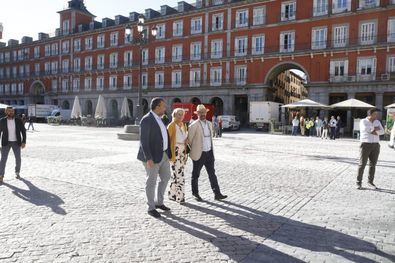 La delegada de Obras y Equipamientos, Paloma García Romero, acompañada del concejal de Centro, Carlos Segura, ha visitado esta mañana la plaza Mayor y su entorno tras la finalización de los trabajos de rehabilitación del túnel que conecta las calles de Toledo y Atocha con la calle de San Felipe Neri.