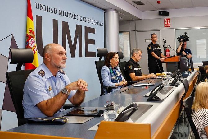 Los jefes de los distintos batallones han hecho un repaso por lo que han supuesto estos incendios a Margarita Robles, quien ha subrayado “el compromiso y profesionalidad de la UME, como ejemplo de la gran capacidad que tienen nuestras Fuerzas Armadas, ante cualquier situación o dificultad que pueda presentarse”.