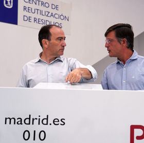 El delegado de Urbanismo, Medio Ambiente y Movilidad, Borja Carabante, acompañado del concejal delegado de Limpieza y zonas Verdes, José Antonio Martínez Páramo durante su visita al Centro de Reutilización de Residuos.