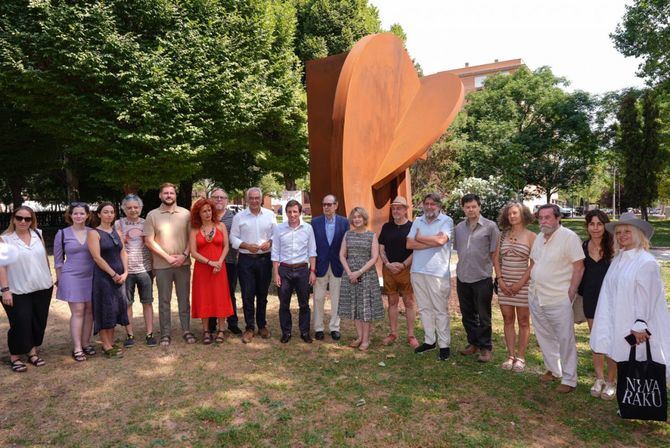 El alcalde de Madrid, José Luis Martínez-Almeida ha inaugurado la nueva ubicación de la escultura monumental 'Hermes', del artista Rafael Canogar, en el distrito de Carabanchel. En el acto han estado presentes la delegada de Cultura, Turismo y Deporte, Marta Rivera de la Cruz, y el concejal del distrito, Carlos Izquierdo, así como el propio artista.