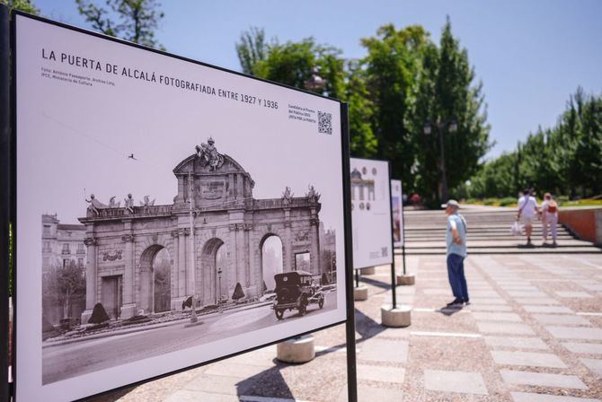 La exposición instalada junto a la Puerta de Alcalá, que se podrá visitar hasta el 15 de septiembre, muestra la historia del monumento, su estado de conservación previo y el proceso de restauración.